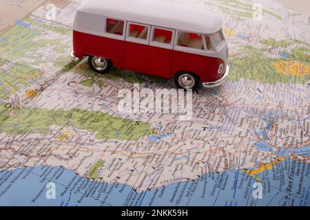 OGDEN, UTAH États-Unis - FÉVRIER 10 2023 Minibus miniature rouge et blanc VW sur une carte de la côte nord de la Californie montrant San Francisco Banque D'Images