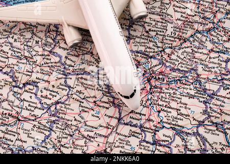 Carte montrant Paris, France avec jet passager miniature dans la vue d'oiseau avec des détails colorés. Banque D'Images