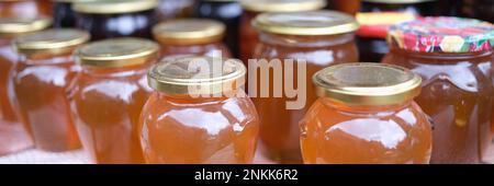 Beaucoup de jus de pomme fait maison dans des pots de gros Banque D'Images