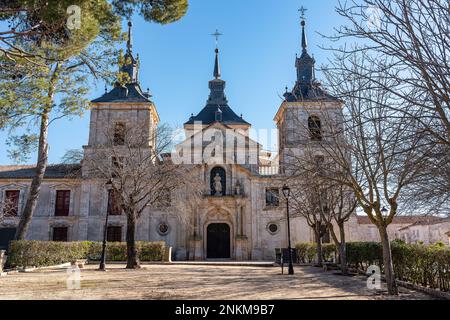 Complexe monumental d'église et de palais à côté d'un parc public boisé dans la ville de Nuevo Baztan, Madrid. Banque D'Images