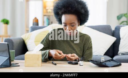 Bonne femme afro-américaine utilisant un appareil de contrôle du glucose à la maison. Femme noire souriante vérifiant son niveau de sucre avec un kit de résultats de test rapide Banque D'Images