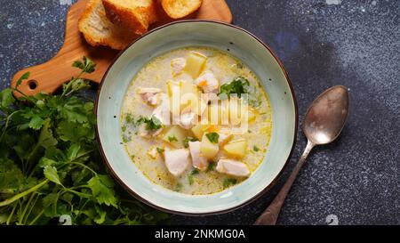 Soupe crémeuse avec poulet et légumes dans une assiette sur la table Banque D'Images