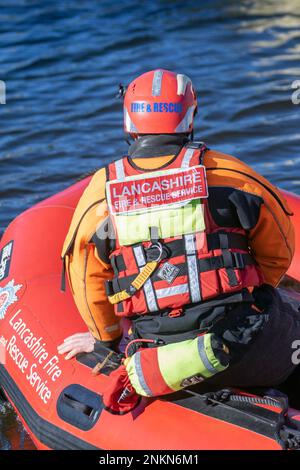 Équipe de secours d'urgence et d'incendie du Lancashire lors d'une journée de formation à Maritime Way, Preston Docks. L'équipe de pompiers à plein temps qui travaille 2 jours et 2 nuits par semaine, s'entraîner et perfectionner ses compétences en lançant un bateau Zodiac MILPRO Rib à Preston Docks, Riversway, Royaume-Uni Banque D'Images