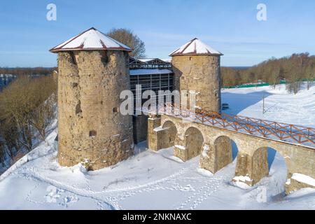 Le pont et les tours de la porte de l'ancienne forteresse de Koporye le jour ensoleillé de février (vue aérienne). Leningrad, Russie Banque D'Images