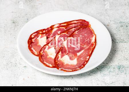 Bacon de la ribeye de bœuf. Tranches de pastrami turc séchées dans une assiette. Spécialités turques traditionnelles. Gros plan Banque D'Images