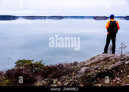 Backpacker debout et regardant la vue sur la mer Baltique en Suède Banque D'Images