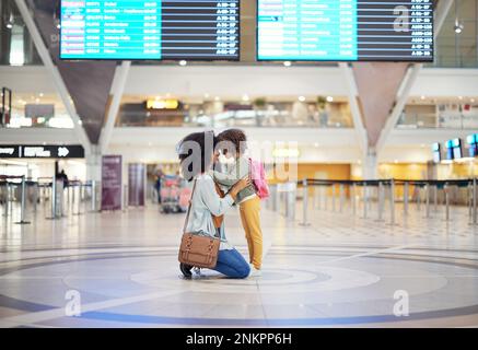 Femme noire, fille enfant et bienvenue à l'aéroport avec la tête ensemble, amour ou salutation avec hug. Famille, mère et fille pour la réunion, embrasser et heureux Banque D'Images