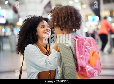 Femme noire, fille enfant et réunion à l'aéroport avec le visage excité, l'amour touche et salutation. Famille, mère et fille pour l'accueil, embrasser ou heureux Banque D'Images