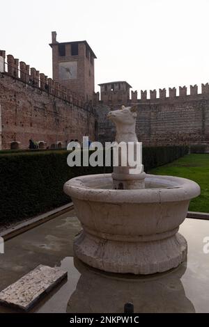 Fontaine dans la cour du Musée Castelvecchio à Vérone Banque D'Images