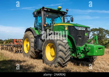 Grand tracteur John Deere 7280R rangs vert brillant avec pneus gros gros et herse à disques stationnés dans le champ de Leicestershire, en Angleterre, au Royaume-Uni Banque D'Images