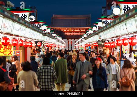 Les touristes affluent vers le temple Senso-ji et la rue commerçante de Nakamise dans le quartier d'Asakusa la nuit Banque D'Images