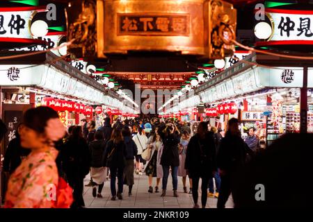 Les touristes affluent vers le temple Senso-ji et la rue commerçante de Nakamise dans le quartier d'Asakusa la nuit Banque D'Images