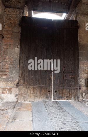 Anciennes portes en bois altérées du pont Scaligero, Vérone. Montrant la texture rustique et l'âge. Banque D'Images