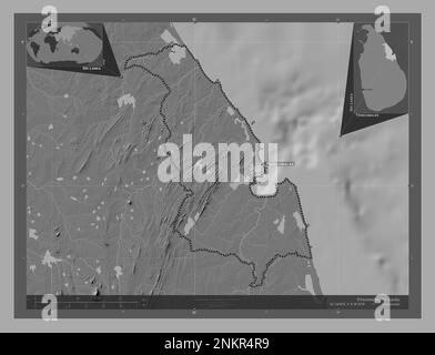 Trincomalee, district de Sri Lanka. Carte d'altitude à deux niveaux avec lacs et rivières. Lieux et noms des principales villes de la région. Angle auxiliaire l Banque D'Images