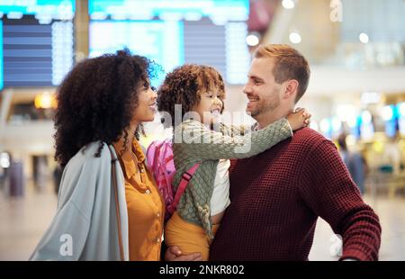 Famille à l'aéroport, voyage et câlin avec des vacances, mère et père avec enfant, prêt pour le vol et l'aventure. Terminal, voyage et vacances avec Banque D'Images