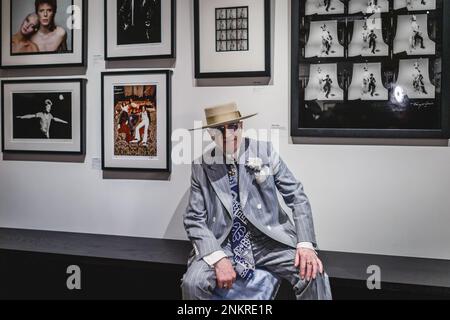 L'artiste George Skeggs, alias Soho George, a la vue privée de l'exposition « Roll Over Beethoven » à l'emblématique groupe Images de Piccadilly. Banque D'Images