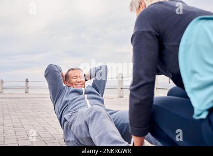 Fitness, exercice et asseyez-vous avec un couple senior entraînement en plein air ensemble pour un style de vie actif de bien-être. Entraînement, santé ou noyau avec un Banque D'Images