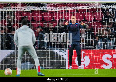 EINDHOVEN, PAYS-BAS - FÉVRIER 23 : Marko Dmitrovic du FC Sevilla se réchauffe avant le match de l'UEFA Europa League Knockout Round Play-Off Leg Two entre le PSV et le FC Sevilla au stade Philips sur 23 février 2023 à Eindhoven, pays-Bas (photo de René Nijhuis/Orange Pictures) Banque D'Images