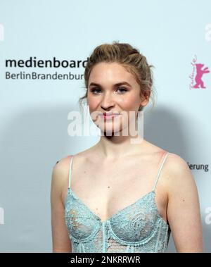 Berlin, Allemagne. 23rd févr. 2023. La violoncelliste Sophie Kauer (Grande-Bretagne/Allemagne) au salon photo de la Berlinale talents 'Grand Orchestre: Direction du TRE' de la Berlinale. Le Festival international du film 73rd aura lieu à Berlin du 16 au 26 février 2023. Crédit : Soeren Stache/dpa/Alay Live News Banque D'Images