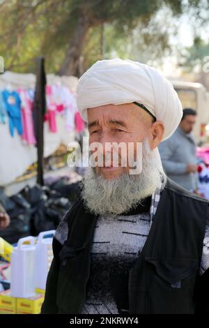 OVAKENT,HATAY,TURQUIE-DÉCEMBRE 10:Homme afghan non identifié avec Turban et la longue barbe blanche marchant sur le marché agricole. 10 décembre, 2016, Ovakent Banque D'Images