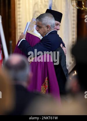 Le maire de Londres Sadiq Khan est adopté par l'évêque Kenneth Nowakowski à la suite de son discours lors d'un service œcuménique de prière à la cathédrale catholique ukrainienne de Londres, pour marquer le premier anniversaire de l'invasion russe de l'Ukraine. Date de la photo: Vendredi 24 février 2023. Banque D'Images