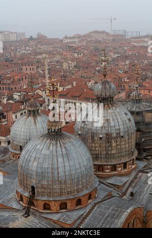 Vue panoramique de Venise depuis le clocher de St. Marque dans un jour brumeux Banque D'Images