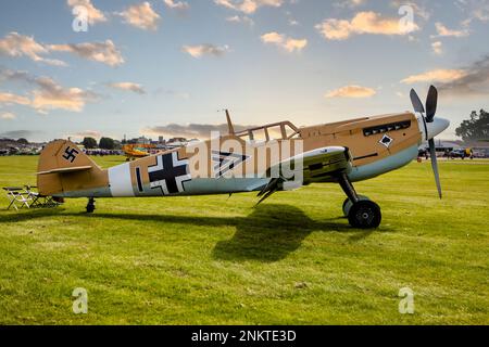 Voici le Hispano HA1112-M1L Buchon G-AWHE une copie du Messerschmitt BF 109 au Shoreham Airshow 2014, Shoreham Airprot, East Sussex, Royaume-Uni. 30th août 2014 Banque D'Images