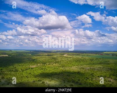 Splendide photographie aérienne de champs ondulés verts par temps ensoleillé. Vue de dessus tir de drone. Zone agricole de l'Ukraine, Europe. Concept de l'industrie agraire. Banque D'Images