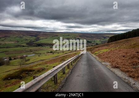 Descendez de l'émetteur Bilsdale sur les North York Moors, North Yorkshire, Angleterre, Royaume-Uni Banque D'Images