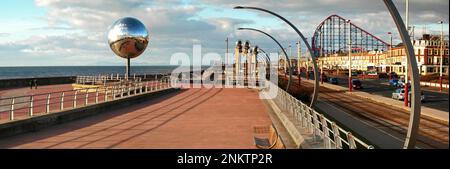 Autour du Royaume-Uni - la boule à paillettes sur la promenade de Blackpool, avec la GRANDE visible en arrière-plan Banque D'Images