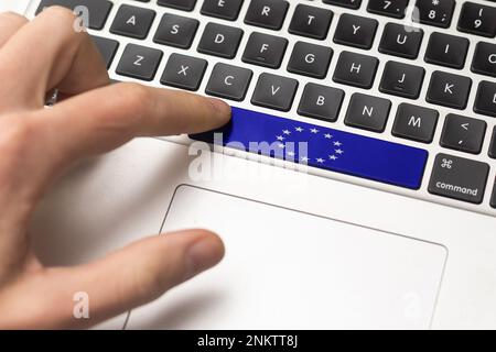 Concept de marquage ce de l'Union européenne et de la communauté européenne avec signe, symbole et drapeau de l'UE sur une clé d'ordinateur Banque D'Images