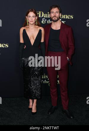 HOLLYWOOD, LOS ANGELES, CALIFORNIE, États-Unis - FÉVRIER 23 : Riley Keough et Sam Claflin arrivent à la première de Los Angeles de la saison 1 « Daisy Jones & the six » d'Amazon Prime Video, qui se tient au TCL Chinese Theater IMAX on 23 février 2023 à Hollywood, Los Angeles, Californie, États-Unis. (Photo de Xavier Collin/image Press Agency) Banque D'Images