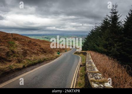 En regardant vers l'ouest sur Raisdale Road, connue sous le nom de Carlton Bank, au bord des North York Moors, Carlton-in-Cleveland, North Yorkshire, Angleterre, Royaume-Uni Banque D'Images