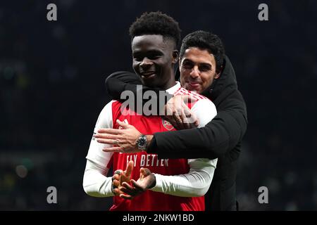 Photo du dossier datée du 15-01-2023 de Bukayo Saka d'Arsenal (à gauche) célèbre avec le gérant Mikel Arteta. Mikel Arteta a soutenu Bukayo Saka pour faire face au traitement difficile qu'il reçoit des adversaires mais estime que le Winger d'Arsenal peut également faire plus pour aider sa cause. Date de publication : vendredi 24 février 2023. Banque D'Images