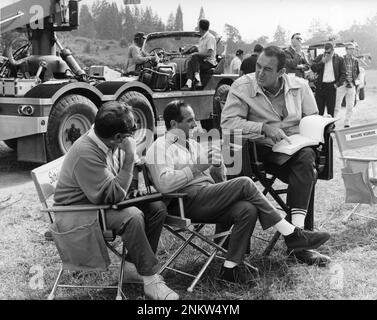 Scénariste / Producteur associé MITCH LINDEMANN Producteur HAROLD HECHT et réalisateur ANDREW V. McLAGLEN sur le terrain Candid pendant le tournage du réalisateur DE THE WAY WEST 1967 Andrew V. McLAGLEN roman A.B. Guthrie Jr. Scénario Ben Maddow et Mitch Lindemann Harold Hecht Company / United Artists Banque D'Images