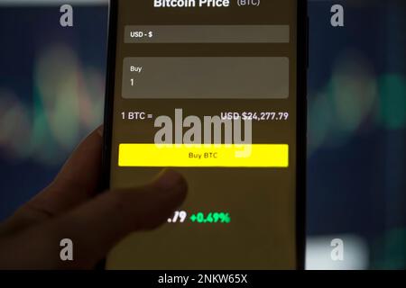 Crypto échanger achat bitcoin téléphone boutons affichage, crypto commerçant, acheter bitcoin concept, bourse de marché de crypto Banque D'Images