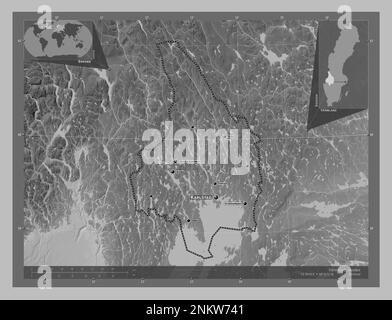 Varmland, comté de Suède. Carte d'altitude en niveaux de gris avec lacs et rivières. Lieux et noms des principales villes de la région. Emplacement auxiliaire du coin Banque D'Images