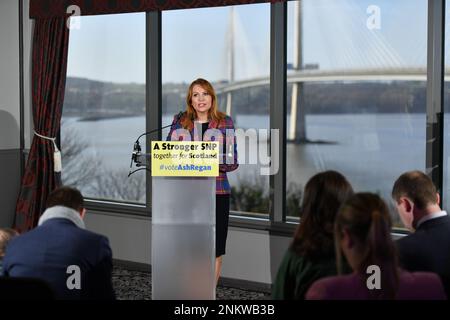 North Queensferry, Écosse, Royaume-Uni. 24th févr. 2023. PHOTO : le MSP de Ash Regan lance sa campagne électorale de leadership pour le poste de Premier ministre d'Écosse et de leader du Parti national écossais (SNP). C'est après que la première ministre Nicola Sturgeon a annoncé plus tôt la semaine dernière qu'elle est en retrait. Le MSP de Ash Regan (anciennement Ash Denham, qui était ministre de la sécurité communautaire) se joint à la course électorale contre le MSP de Kate Forbes et le MSP de Humza Yousaf. Crédit: Colin D Fisher/CDFIMAGES.COM crédit: Colin Fisher/Alay Live News Banque D'Images