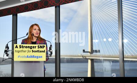 North Queensferry, Écosse, Royaume-Uni. 24th févr. 2023. PHOTO : le MSP de Ash Regan lance sa campagne électorale de leadership pour le poste de Premier ministre d'Écosse et de leader du Parti national écossais (SNP). C'est après que la première ministre Nicola Sturgeon a annoncé plus tôt la semaine dernière qu'elle est en retrait. Le MSP de Ash Regan (anciennement Ash Denham, qui était ministre de la sécurité communautaire) se joint à la course électorale contre le MSP de Kate Forbes et le MSP de Humza Yousaf. Crédit: Colin D Fisher/CDFIMAGES.COM crédit: Colin Fisher/Alay Live News Banque D'Images