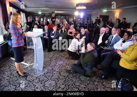 North Queensferry, Écosse, Royaume-Uni. 24th févr. 2023. PHOTO : le MSP de Ash Regan lance sa campagne électorale de leadership pour le poste de Premier ministre d'Écosse et de leader du Parti national écossais (SNP). C'est après que la première ministre Nicola Sturgeon a annoncé plus tôt la semaine dernière qu'elle est en retrait. Le MSP de Ash Regan (anciennement Ash Denham, qui était ministre de la sécurité communautaire) se joint à la course électorale contre le MSP de Kate Forbes et le MSP de Humza Yousaf. Crédit: Colin D Fisher/CDFIMAGES.COM crédit: Colin Fisher/Alay Live News Banque D'Images