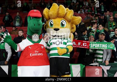 Photo du dossier datée du 08-11-2018, de la mascotte Arsenal Gunnersaurus Rex (à gauche) et de la mascotte Sporting Lisbon Jubas. L'arsenal a été tiré contre Sporting Lisbonne dans les 16 derniers de la Ligue Europa. Date de publication : vendredi 24 février 2023. Banque D'Images