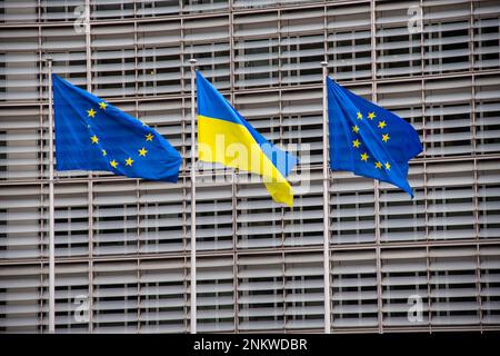 Bruxelles, Belgique - 24 février 2023 : ce jour-là, qui marque le premier anniversaire de l'invasion russe de l'Ukraine, une manifestation de solidarité a été exposée à l'extérieur du bâtiment de la Commission européenne à Bruxelles, en Belgique, alors que les drapeaux de l'Union européenne et de l'Ukraine étaient rassemblés. L'Union européenne s'est engagée à fournir un soutien supplémentaire aux réfugiés ukrainiens à cette occasion. Credit: Sinai Noor/Alay Live News Banque D'Images