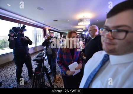 North Queensferry, Écosse, Royaume-Uni. 24th févr. 2023. PHOTO : le MSP de Ash Regan lance sa campagne électorale de leadership pour le poste de Premier ministre d'Écosse et de leader du Parti national écossais (SNP). C'est après que la première ministre Nicola Sturgeon a annoncé plus tôt la semaine dernière qu'elle est en retrait. Le MSP de Ash Regan (anciennement Ash Denham, qui était ministre de la sécurité communautaire) se joint à la course électorale contre le MSP de Kate Forbes et le MSP de Humza Yousaf. Crédit: Colin D Fisher/CDFIMAGES.COM crédit: Colin Fisher/Alay Live News Banque D'Images