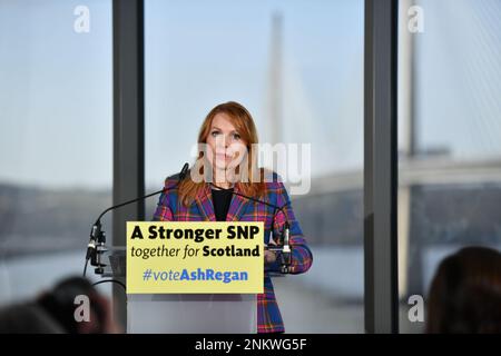 North Queensferry, Écosse, Royaume-Uni. 24th févr. 2023. PHOTO : le MSP de Ash Regan lance sa campagne électorale de leadership pour le poste de Premier ministre d'Écosse et de leader du Parti national écossais (SNP). C'est après que la première ministre Nicola Sturgeon a annoncé plus tôt la semaine dernière qu'elle est en retrait. Le MSP de Ash Regan (anciennement Ash Denham, qui était ministre de la sécurité communautaire) se joint à la course électorale contre le MSP de Kate Forbes et le MSP de Humza Yousaf. Crédit: Colin D Fisher/CDFIMAGES.COM crédit: Colin Fisher/Alay Live News Banque D'Images