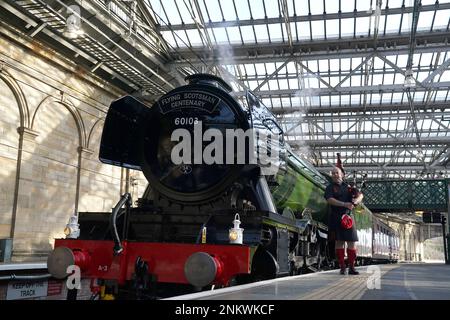 Piper Kevin MacDonald, des Red Hot Chili Pipers, lors d'un événement à la gare Waverley d'Édimbourg pour marquer le jour où la locomotive de renommée mondiale, Flying Scotsman, est entrée en service sur 24 février 1923. Date de la photo: Vendredi 24 février 2023. Banque D'Images