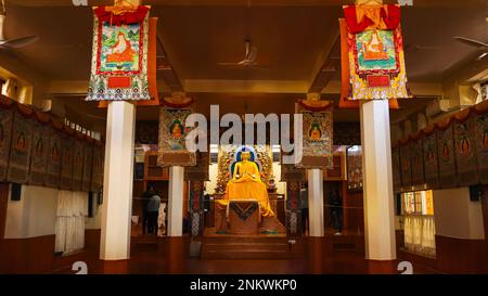 INDE, HIMACHAL PRADESH, DHARAMSHALA, décembre 2022, dévot à l'intérieur du temple Dalaï Lama, McLeod Ganj Banque D'Images