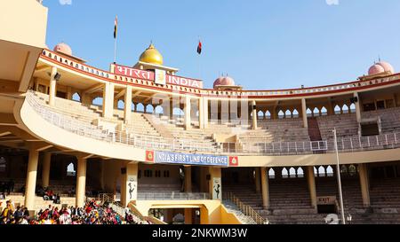 INDE, PUNJAB, AMRITSAR, décembre 2022, habitants de la frontière Attari – côté indien de la frontière Inde-Pakistan, stade de la frontière Inde-Pakistan Banque D'Images