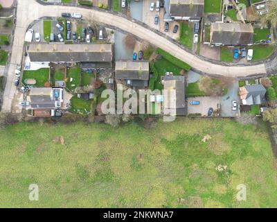 Vue aérienne d'un petit logement rural au Royaume-Uni. Le champ adjacent pourrait bientôt être développé pour mon logement. Banque D'Images