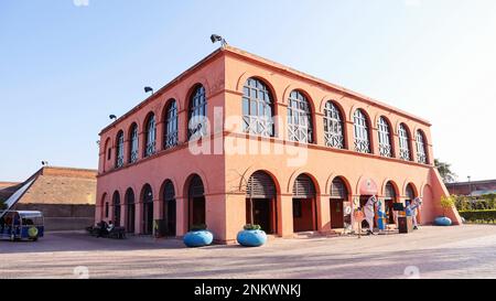 INDE, PUNJAB, AMRITSAR, décembre 2022, touristes au restaurant Heritage à l'intérieur du fort Guru Gobind Singh Banque D'Images