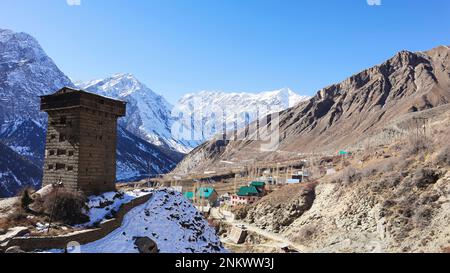 Village de Gondhla fort avec des montagnes enneigées, SÉsu, Himachal Pradesh, Inde Banque D'Images
